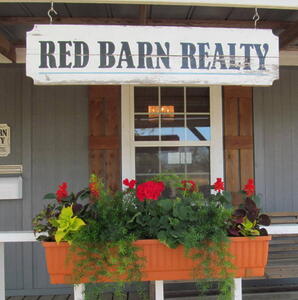 RED BARN REALTY Logo
